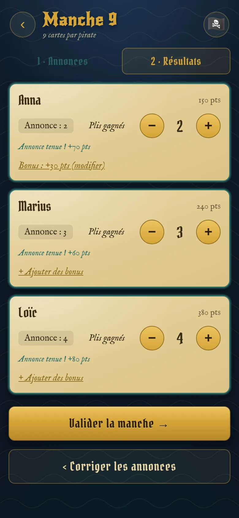 Manche 9 dans Score King : cartes d'Anna, Marius et Loïc avec annonces tenues, plis gagnés, statuts « Annonce tenue ! » et bonus de +30 points comptés automatiquement.